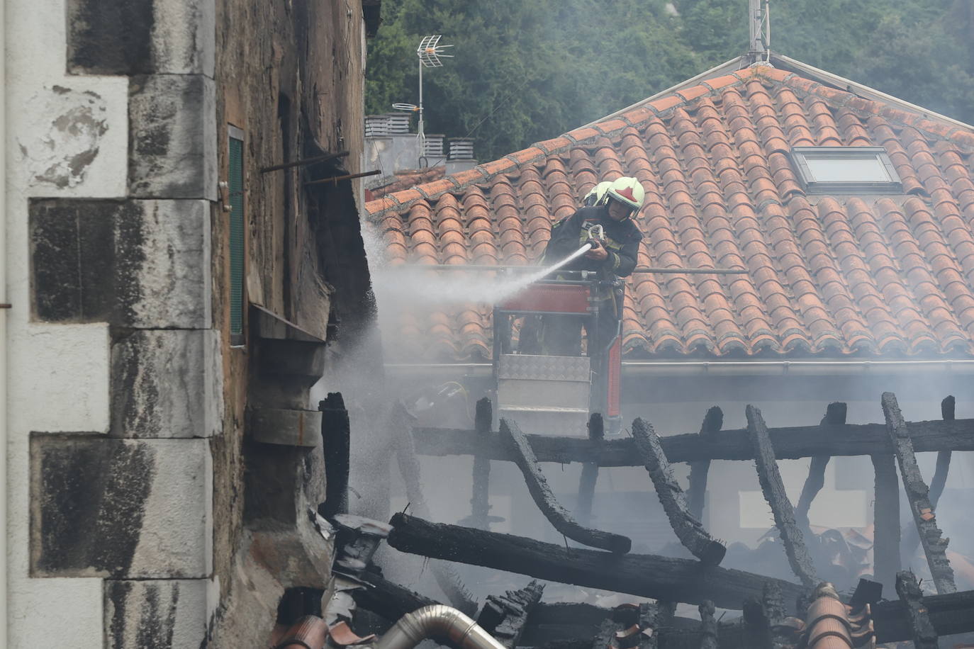 Las imágenes del incendio en Mutriku