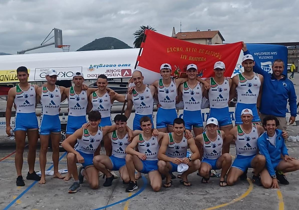 La tripulación de Donostiarra posa con la bandera de Santoña lograda este domingo.