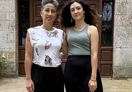 Irune Urbieta junto a la soprano zarauztarra Goretti Eizagirre a las puertas de Santa Klara.