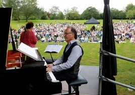 Homenaje. El pianista donostiarra compartiómás de un cuarto de siglo con Laboa, a quieneste domingo honró en clave de jazz.