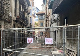 Una valla impide el paso a la zona afectada por el incendio en el casco antiguo de Mutriku.