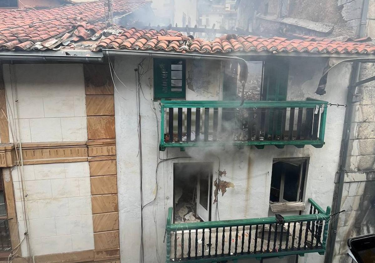 Estado en el que ha quedado el bloque incendiado en Mutriku.