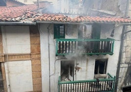 Estado en el que ha quedado el bloque incendiado en Mutriku.