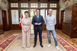 Pradales junto a a la coordinadora general de LAB, Garbiñe Aranburu, y Xabier Ugartemendia.