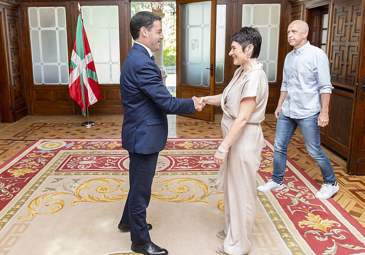 Pradales saluda a la coordinadora general de LAB, Garbiñe Aranburu, en presencia de Xabier Ugartemendia.