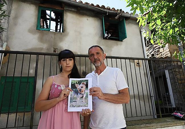 Yurena y Andoni muestran la foto de su perro 'Juan' desaparecido en el incendio