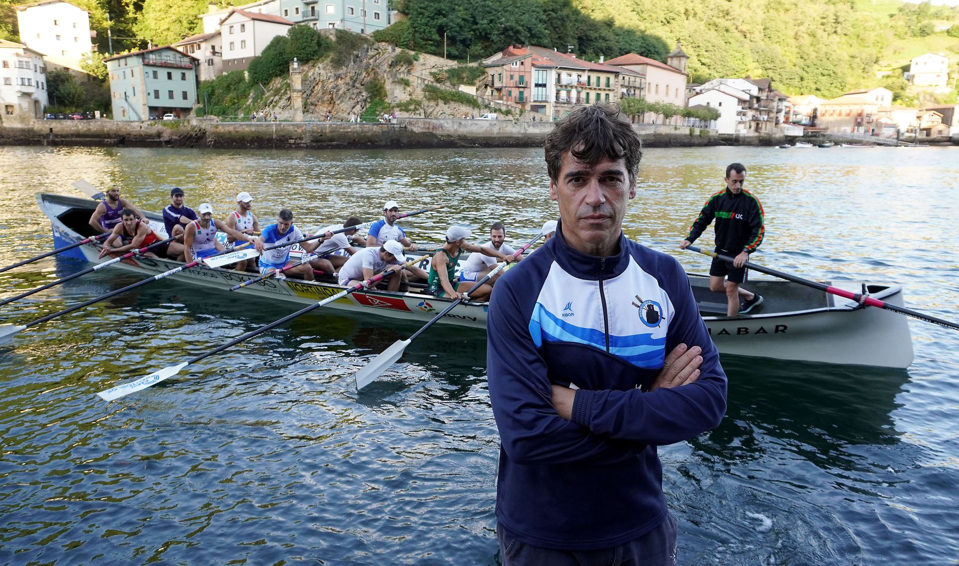 Igor Makazaga posa en la bahía de Pasaia con la Torrekua detrás.