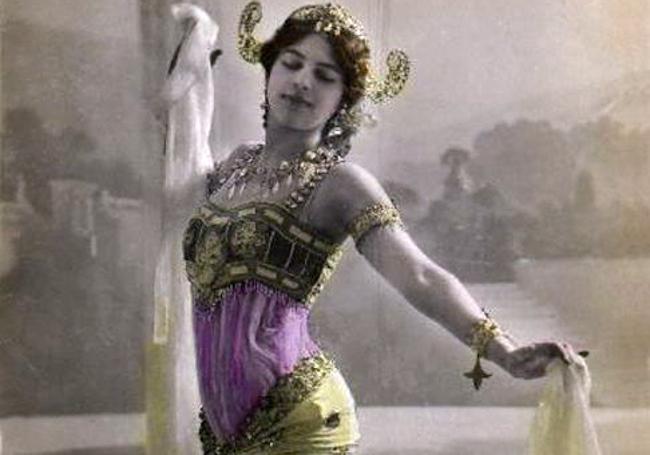 Postal coloreada de Mata Hari en su época de danzarina exótica en París. Por Lucien Waléry (1906).