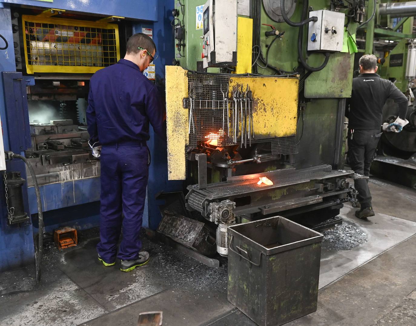 Un trabajador de una empresa metalúrgica de Gipuzkoa