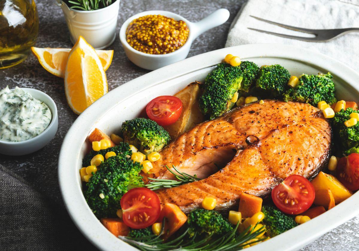 Un plato de salmón con brócoli, una excelente opción para cuidar de la salud cognitiva.