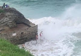 Los tres jóvenes bañistas ayer en la playa de La Concha.