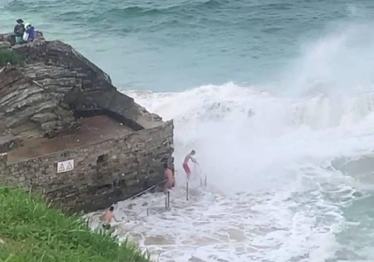 Los tres jóvenes bañistas ayer en la playa de La Concha.