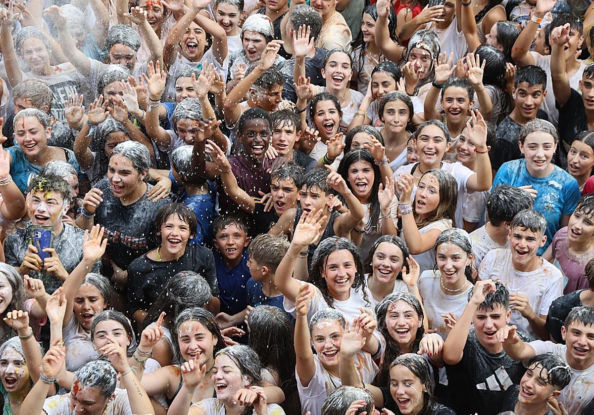Una multitud celebra el txupinazo de Madalenas