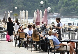 Terraza de un bar en el Malecón de Zarautz.