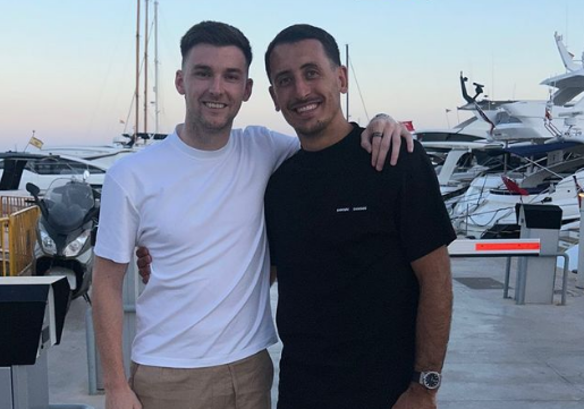 Mikel Oyarzabal y Kieran Tierney posando durante sus vacaciones.