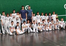 Los pelotaris Gabirondo e Iztueta acudieron a la gran fiesta de la pelota de base organizada por Aurrera-Tolosa CF.