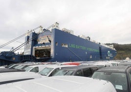 Transporte de vehículos en el Puerto de Pasaia.