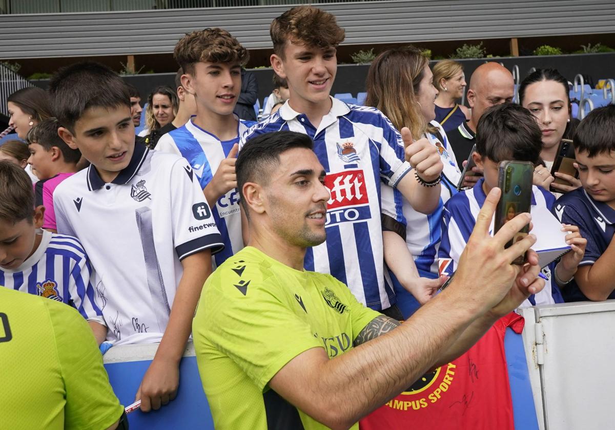 Martin Merquelanz se saca una foto con un aficionado esta pretemporada.