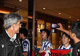 Imanol Alguacil atiende a varios aficionados japoneses en Osaka.
