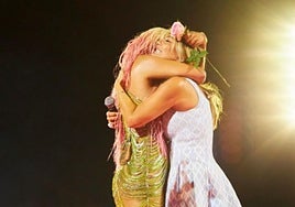 Amaia Montero junto a Karol G en su reaparición en el Bernabéu.