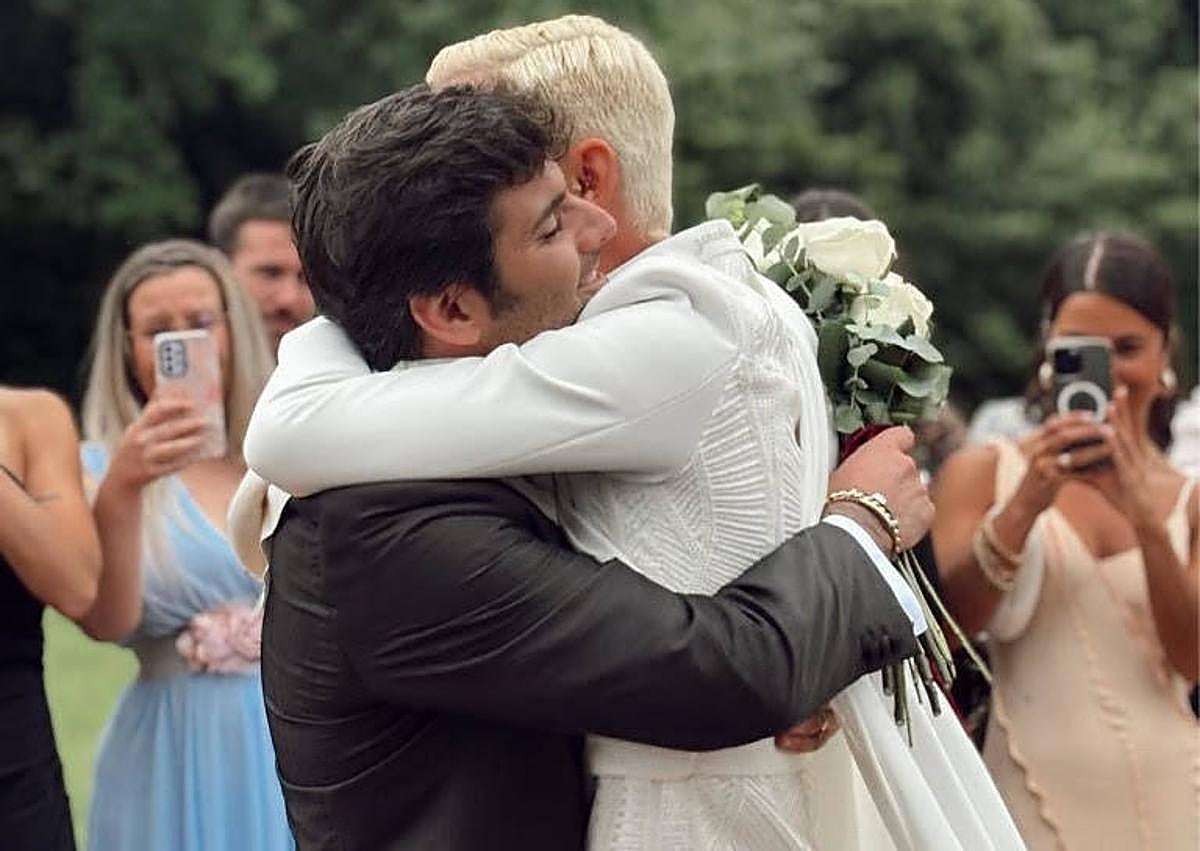Imagen secundaria 1 - Ioritz Álvarez e Iñigo el día de su boda en el Castillo de Arteaga.