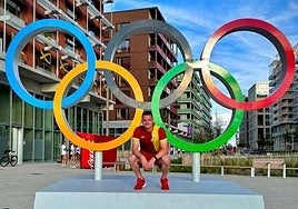 Sergio Gómez posa junto a los anillos olímpicos en la villa olímpica de París.