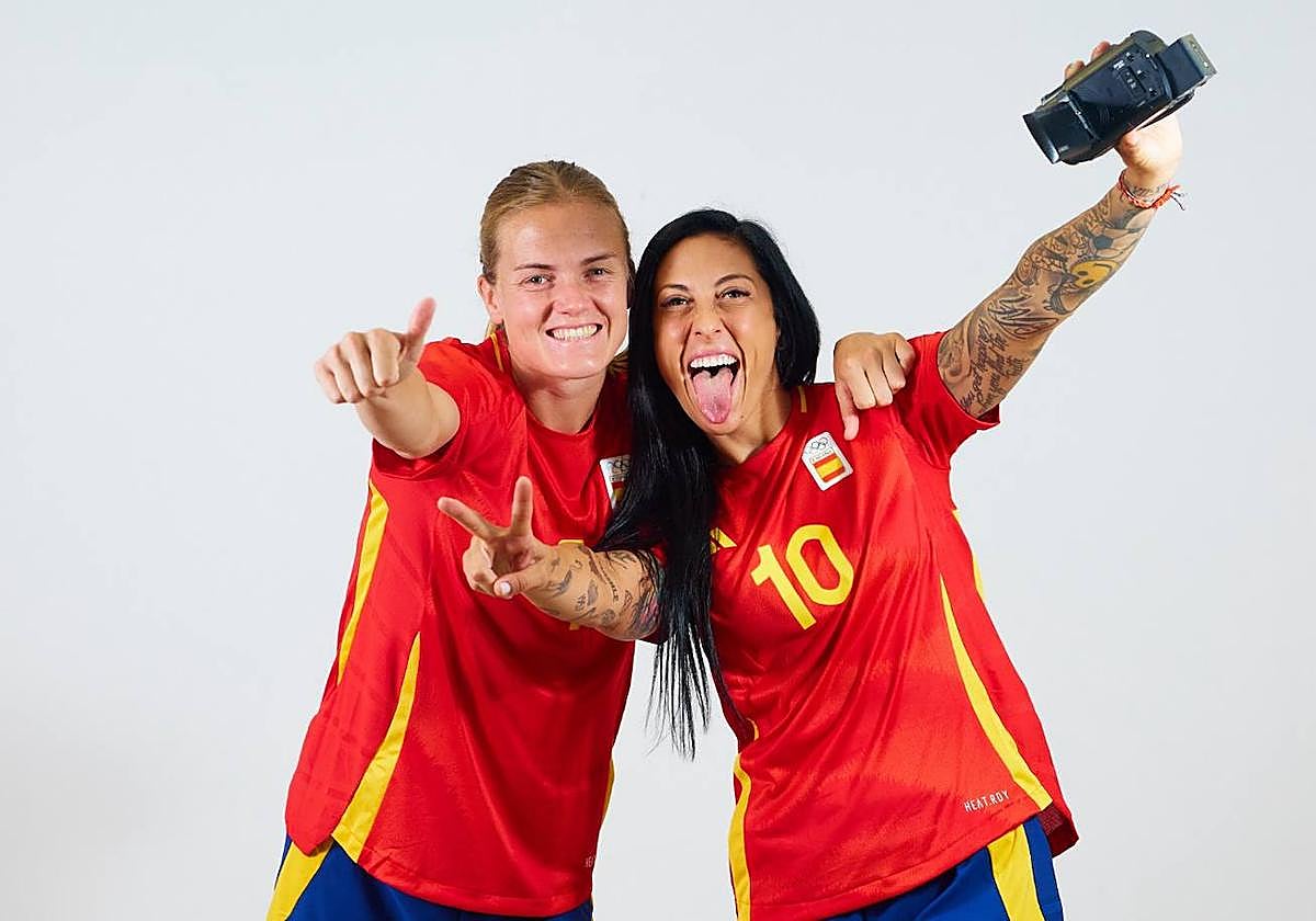 Irene Paredes posa junto a Jenni Hermoso.