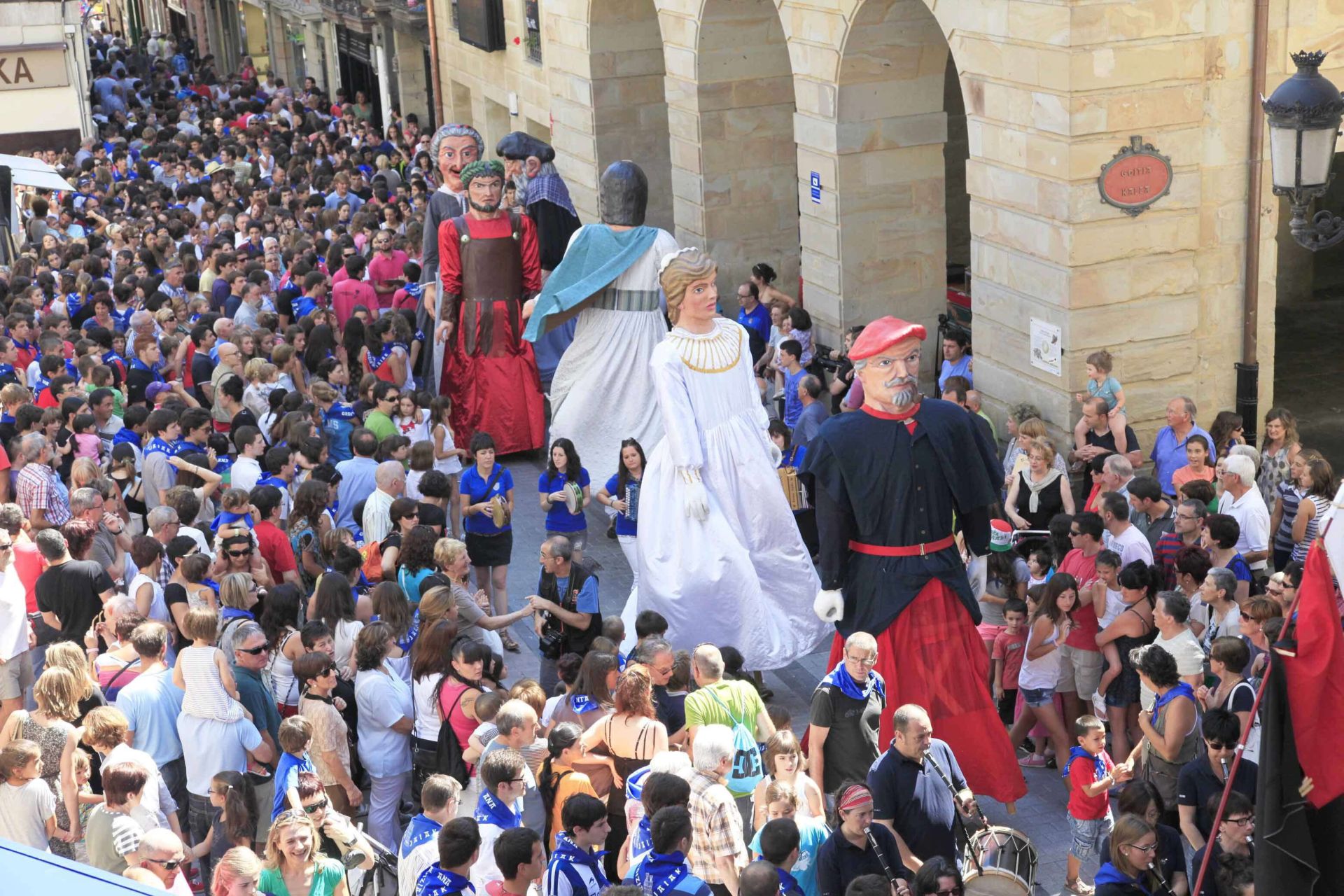 Fiestas de Santa Ana, en Ordizia. Txupinazo, gigantes y cabezudos,