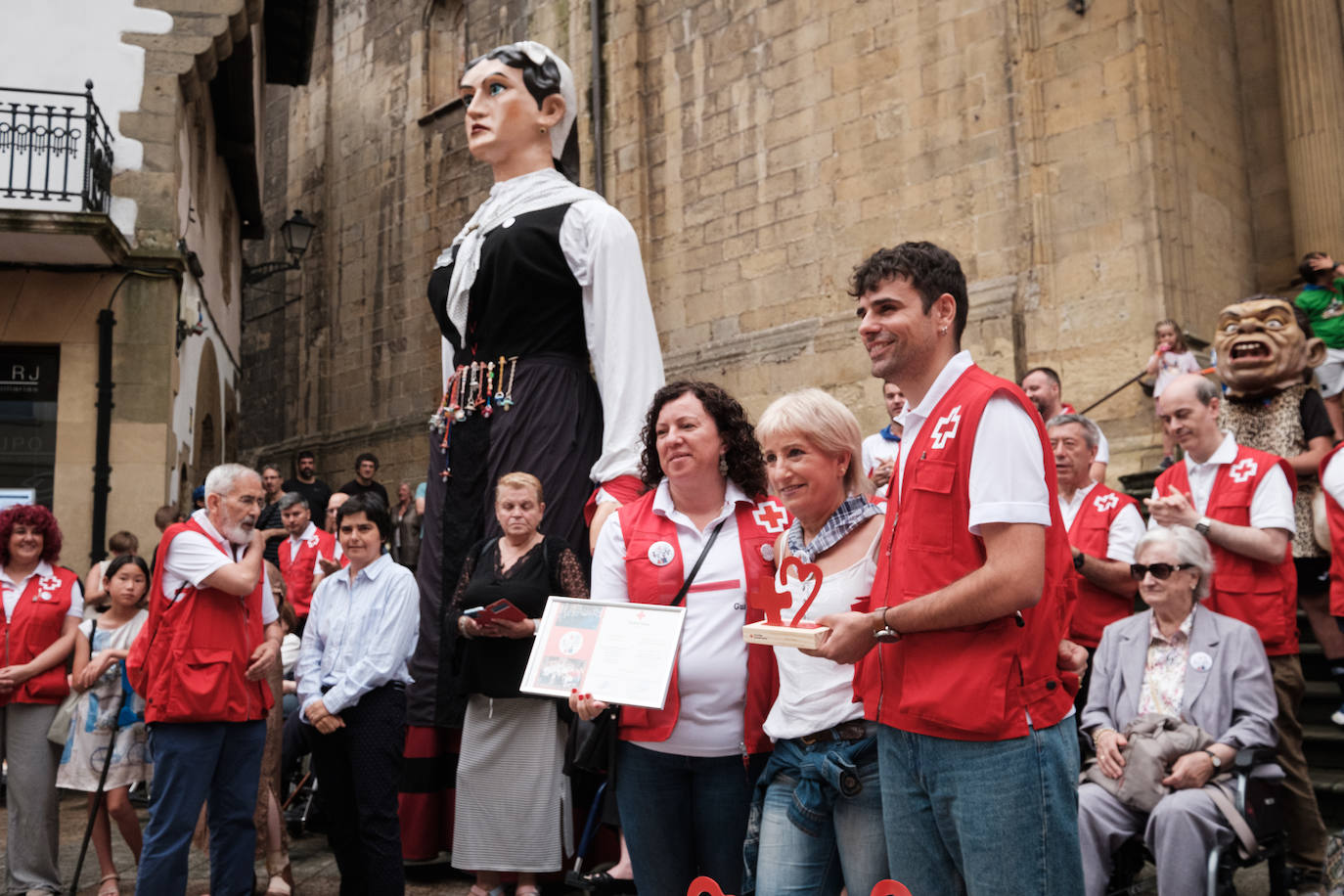 Pequeños y mayores disfrutan de las Madalenas de Errenteria