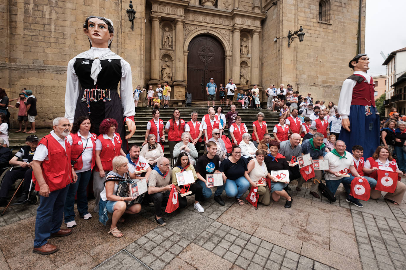Pequeños y mayores disfrutan de las Madalenas de Errenteria