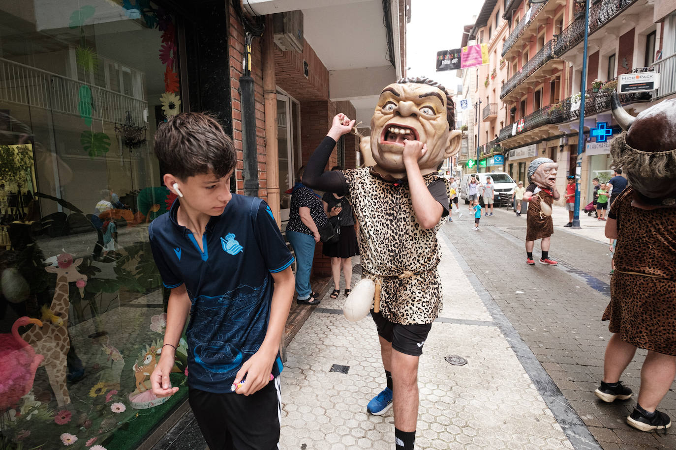 Pequeños y mayores disfrutan de las Madalenas de Errenteria