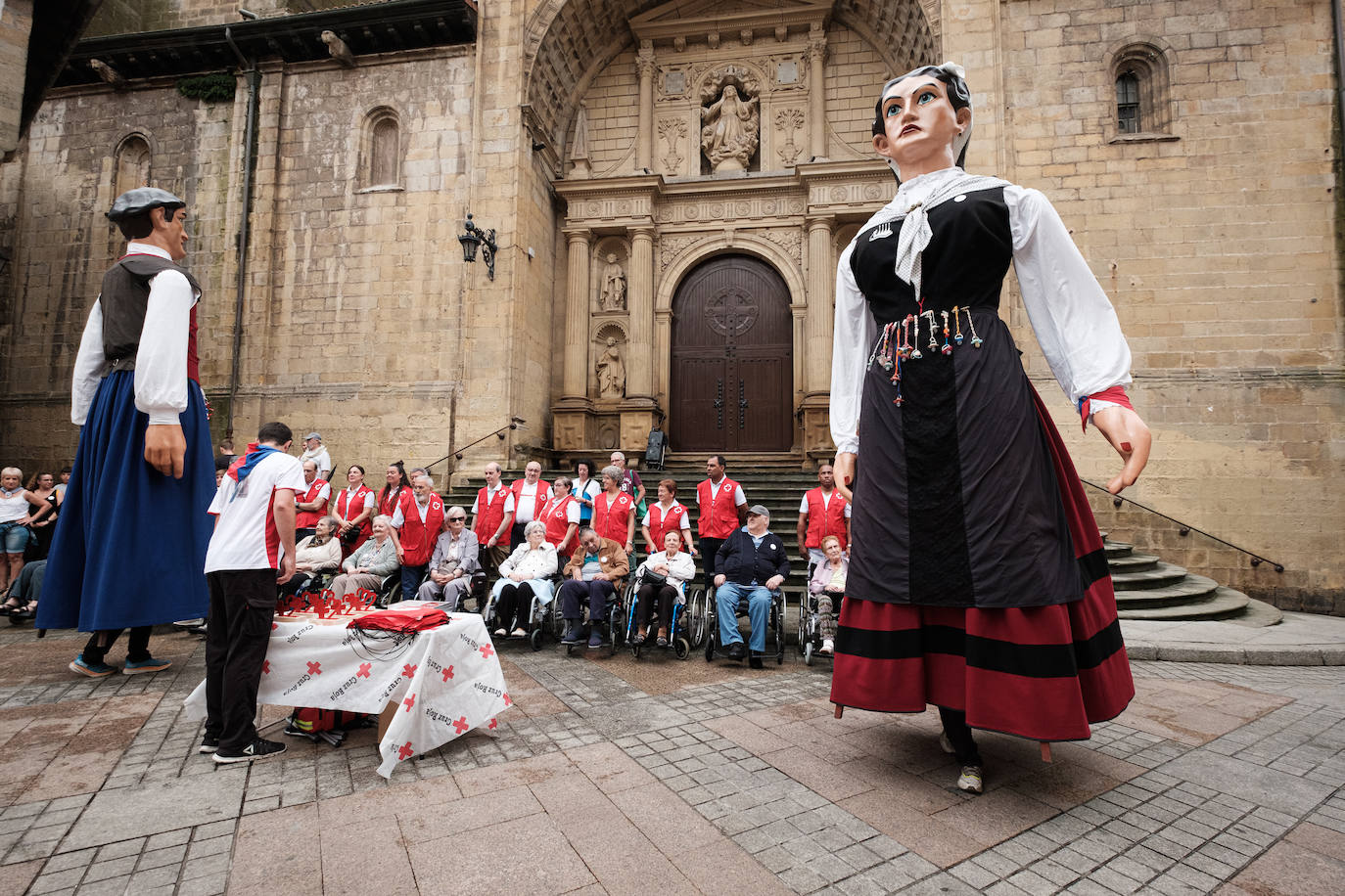 Pequeños y mayores disfrutan de las Madalenas de Errenteria