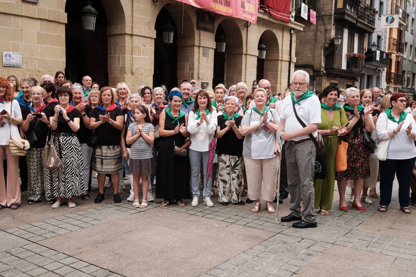 Pequeños y mayores disfrutan de las Madalenas de Errenteria