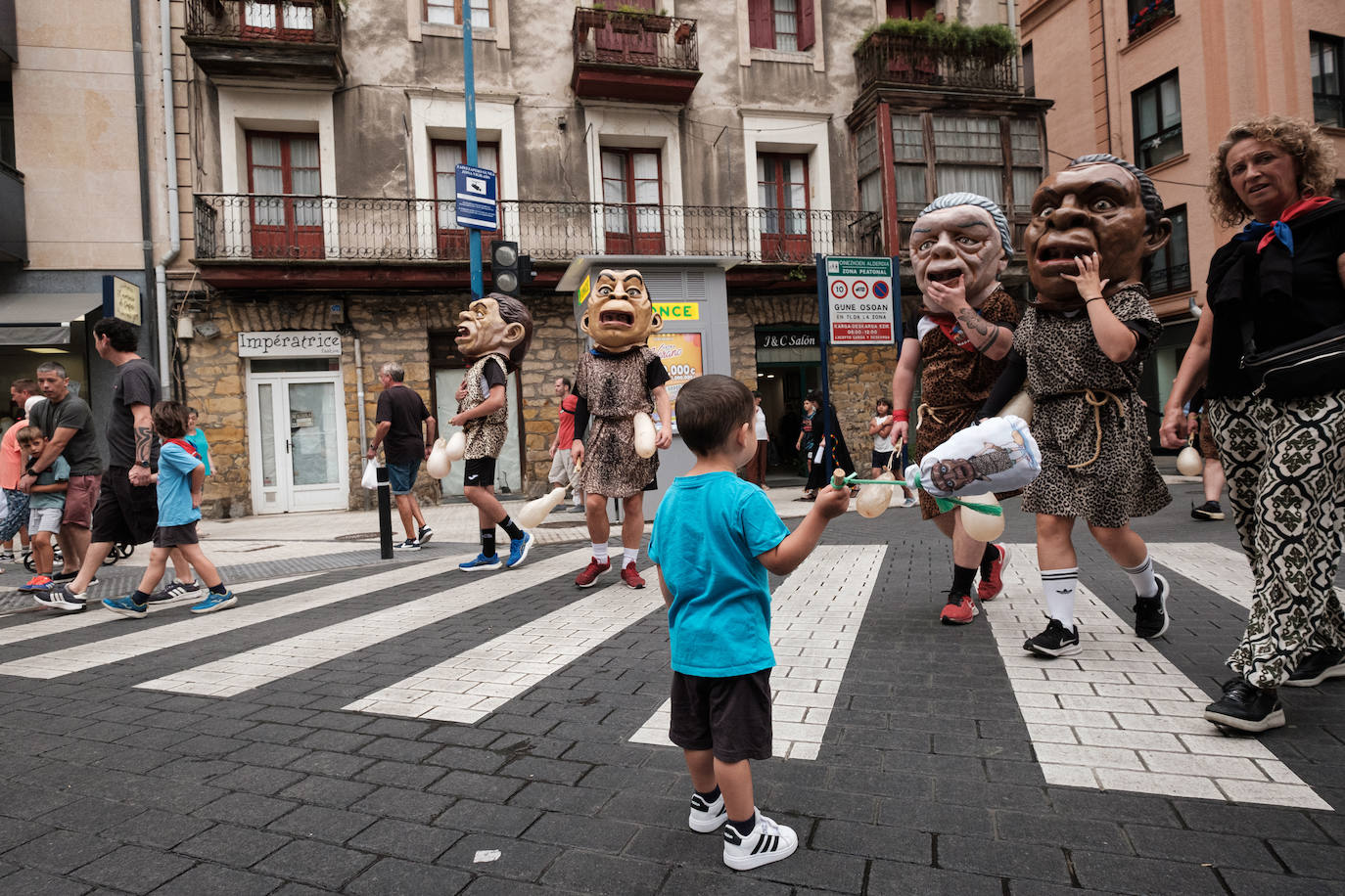 Pequeños y mayores disfrutan de las Madalenas de Errenteria
