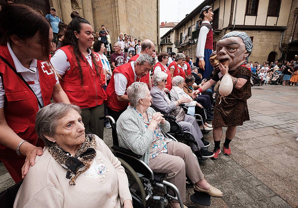 Pequeños y mayores disfrutan de las Madalenas de Errenteria