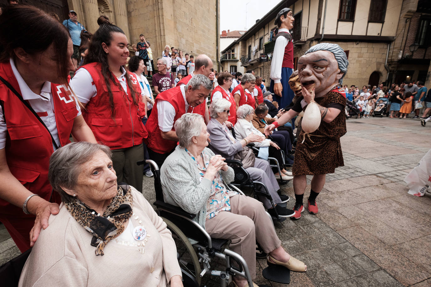 Pequeños y mayores disfrutan de las Madalenas de Errenteria