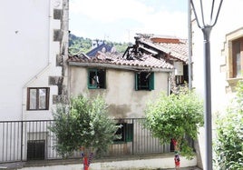 Imagen del edificio quemado en Mutriku.