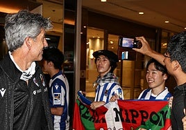 Miembres de Reala Nippon se sacan un selfie con Imanol Alguacil