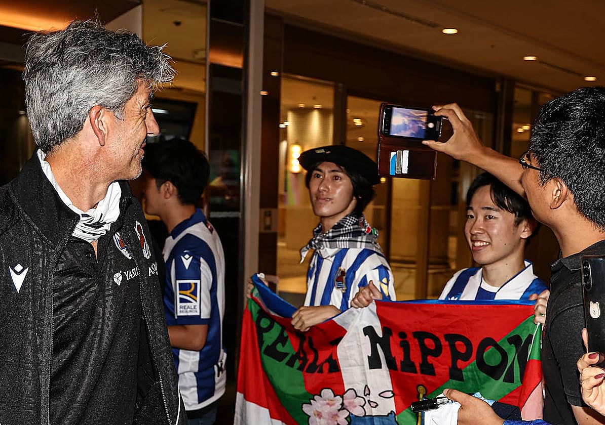 Miembres de Reala Nippon se sacan un selfie con Imanol Alguacil