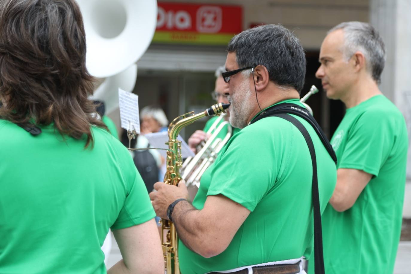 Pequeños y mayores disfrutan de las Madalenas de Errenteria