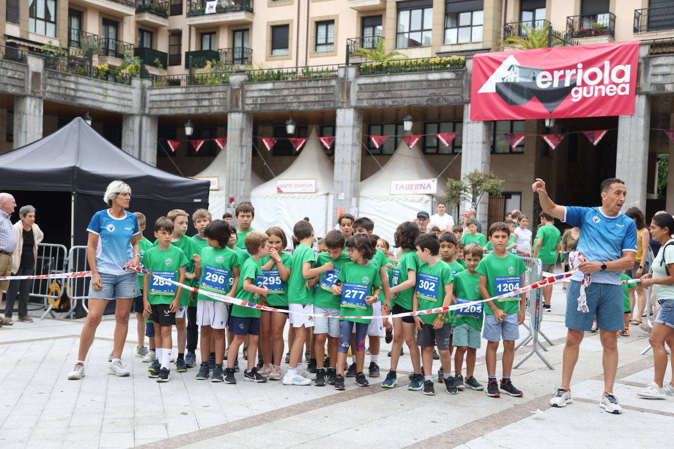 Pequeños y mayores disfrutan de las Madalenas de Errenteria