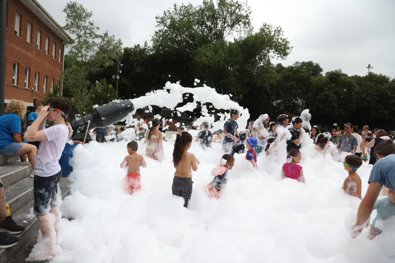 Pequeños y mayores disfrutan de las Madalenas de Errenteria