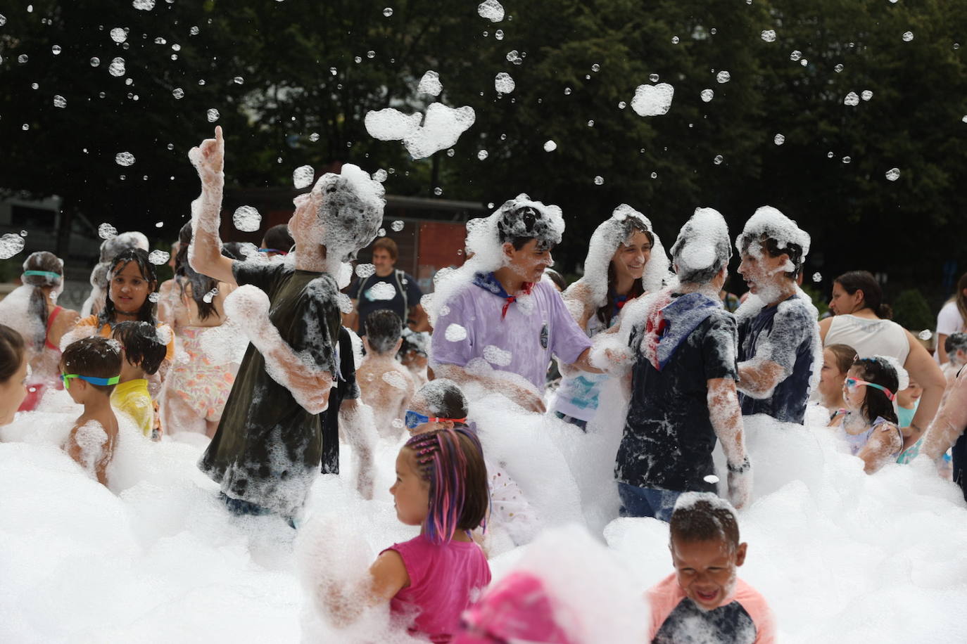 Pequeños y mayores disfrutan de las Madalenas de Errenteria
