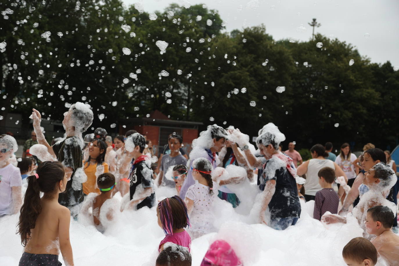 Pequeños y mayores disfrutan de las Madalenas de Errenteria