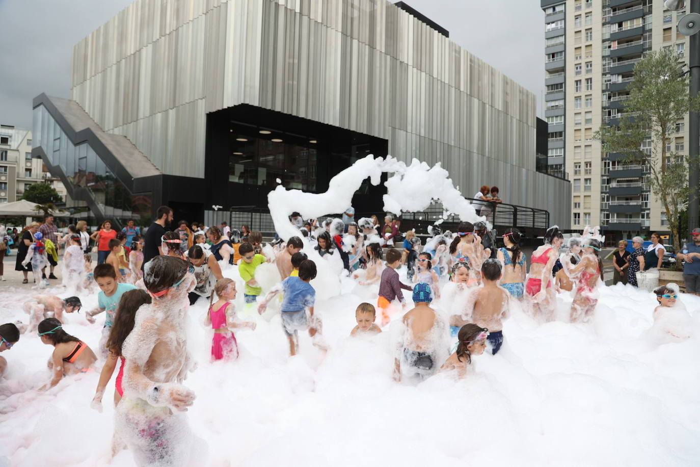 Pequeños y mayores disfrutan de las Madalenas de Errenteria