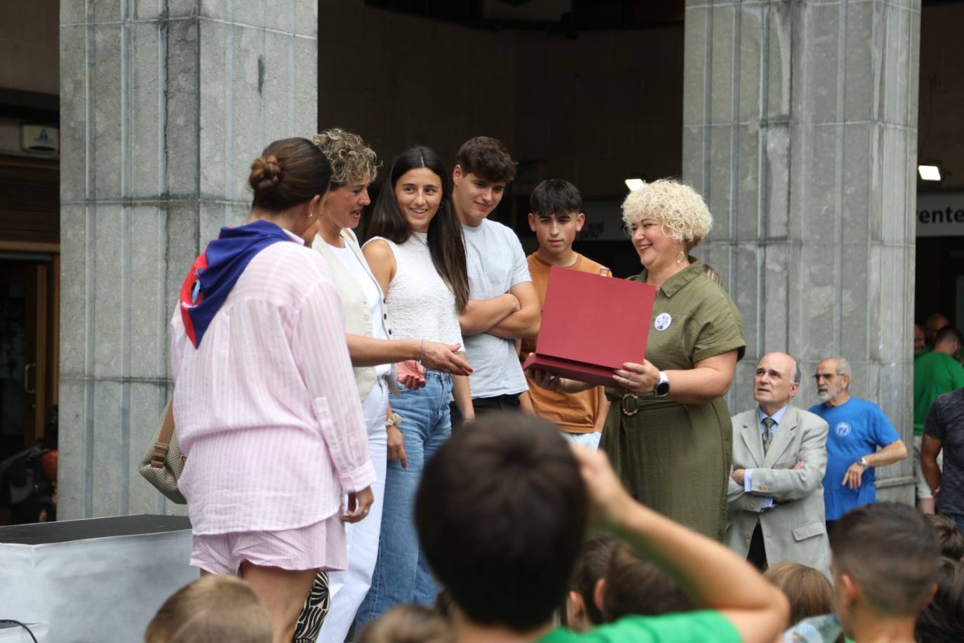 Pequeños y mayores disfrutan de las Madalenas de Errenteria