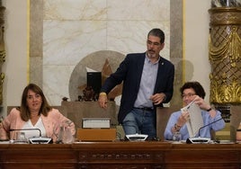 Eneko Goia toma asiento entre las concejalas del PNV Olatz Yarza y Nekane Arzallus, este miércoles en el Pleno.