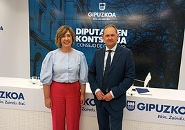 La portavoz foral Irune Berasaluze junto al diputado de Hacienda Jokin Perona.