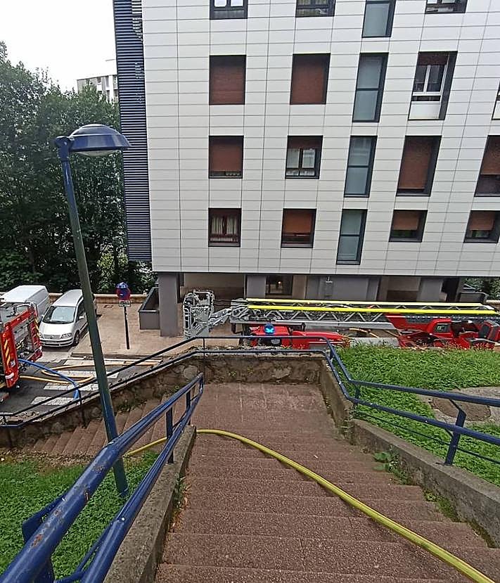 Imagen secundaria 2 - Tres imágenes del incendio.