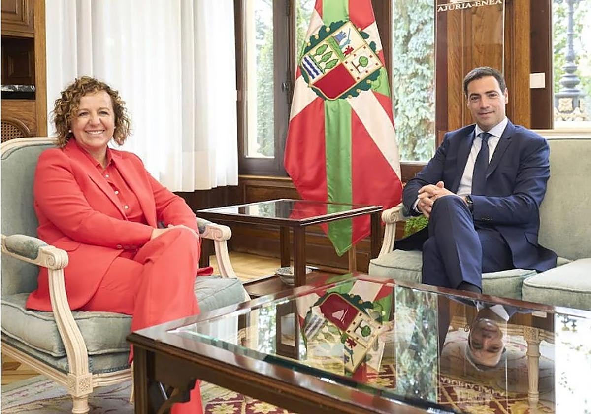 Tamara Yagüe junto al lehendakari Pradales en su reunión de este miércoles en Ajuria Enea